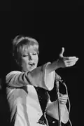 Portrait en noir et blanc de Petula Clark sur scène à Zurich en février 1966