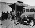 Projet Bookmobile visitant l'école de Llano San Juan pour livrer des ouvrages, montrer des films éducatifs et vendre des timbres, en décembre 1941.