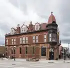Un ancien bâtiment commercial.