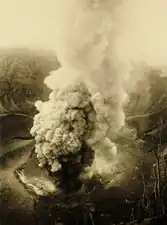 Éruption vers 1920. Photographie de Ohannes Kurkdjian&nbsp;(en).