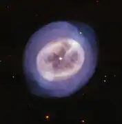 Autre photo provenant du télescope spatial Hubble. Très visible sur cette photo, l'étoile centrale, la nébuleuse interne et le halo externe.