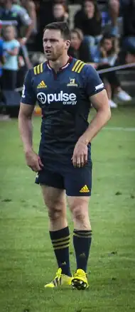 Joueur de face, arrêté, les bras pendant.