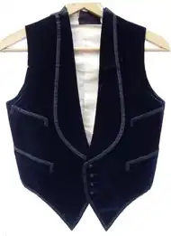 Photo contemporaine de gilet d'époque sur cintre.