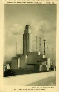 Photographie en sépia d'un grand palais surmonté d'une grande tour.