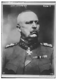 photographie d'un homme en uniforme