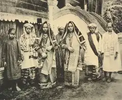 Femmes minangkabau du Sumatra occidental avec des Tangkuluak Koto Gadang (min).