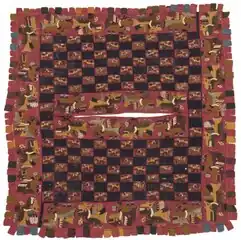 Poncho de Paracas : toute la bordure présente différents condors stylisés, “à dents” et à plumes blanches ou noires.