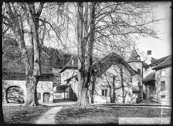 Ancienne Chartreuse de La Lance, château, vue partielle extérieure.