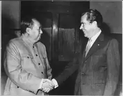 Nixon serre la main de Mao.