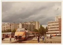 Rame TGV orange circulant au milieu de barres d'immeubles dans le 8e arrondissement à Lyon