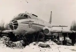 Photo noir et blanc d’un avion biréacteur dans la neige.