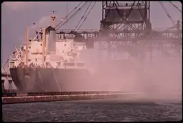 Le céréalier Romandie déchargeant une cargaison de grain dans le terminal Covington dans le port de Baltimore en 1973.