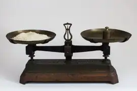 Balance Roberval d'une capacité maximum de 10&nbsp;kg (22 pounds), fabriquée en France vers la fin du XIXe&nbsp;siècle.