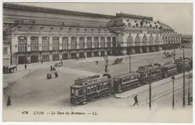 Le tramway devant la gare des Brotteaux de Lyon.