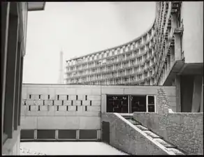 Le palais de l'UNESCO en février 1962. À droite : la façade Suffren du bâtiment du Secrétariat. Au premier plan : la salle des Pas Perdus.
