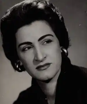 Photographie en noir et blanc du visage d'une femme.