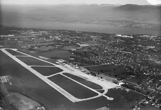La piste et l'aéroport vue de l'ouest en 1950.