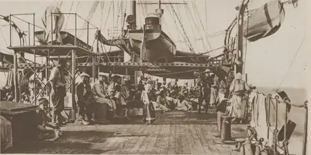 Réfugiés à bord du Foudre.