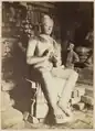 Kassian Cephas auprès du Bouddha du Temple de Mendut, vers 1890.