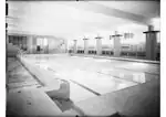 Intérieur de la piscine d'hiver de Villeurbanne, entre 1930 et 1935.